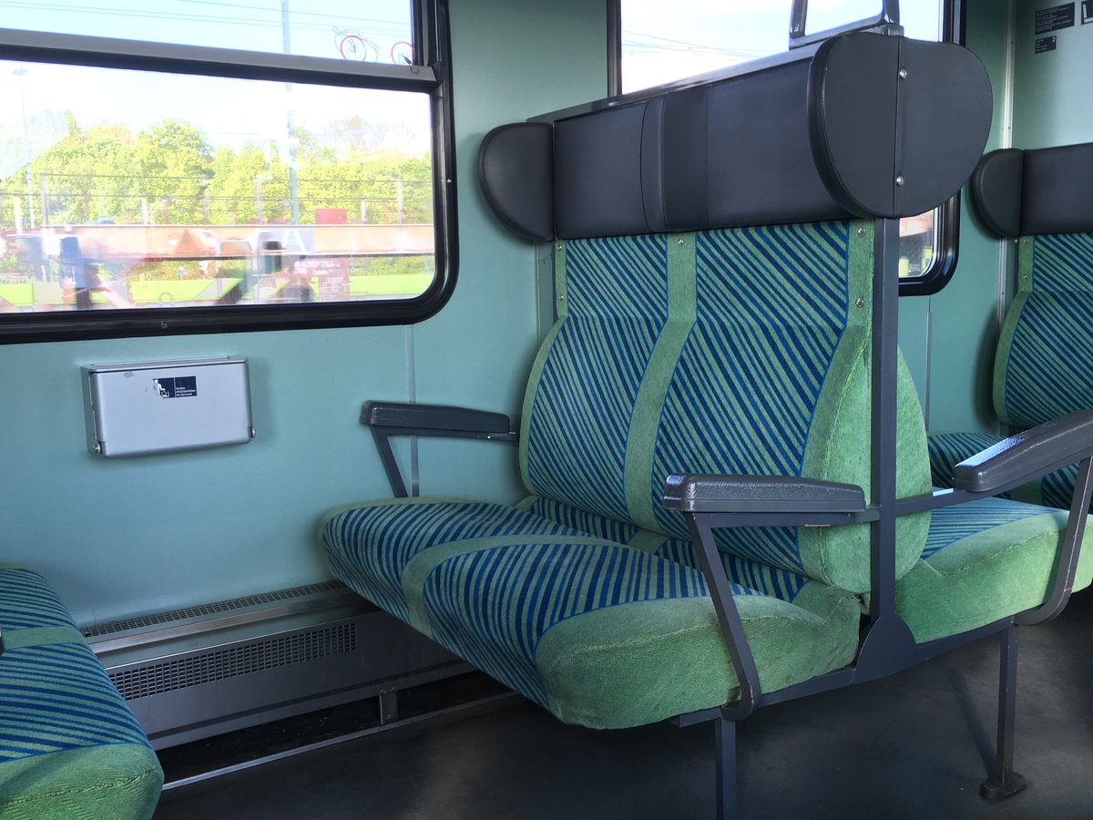 2 OFV Designte Sitze im Re 12311 am 05.05.17

Dieses Bild entstand in einem der vielen noch originalen OFV Designten Steuerwagen von Ludwigshafen.