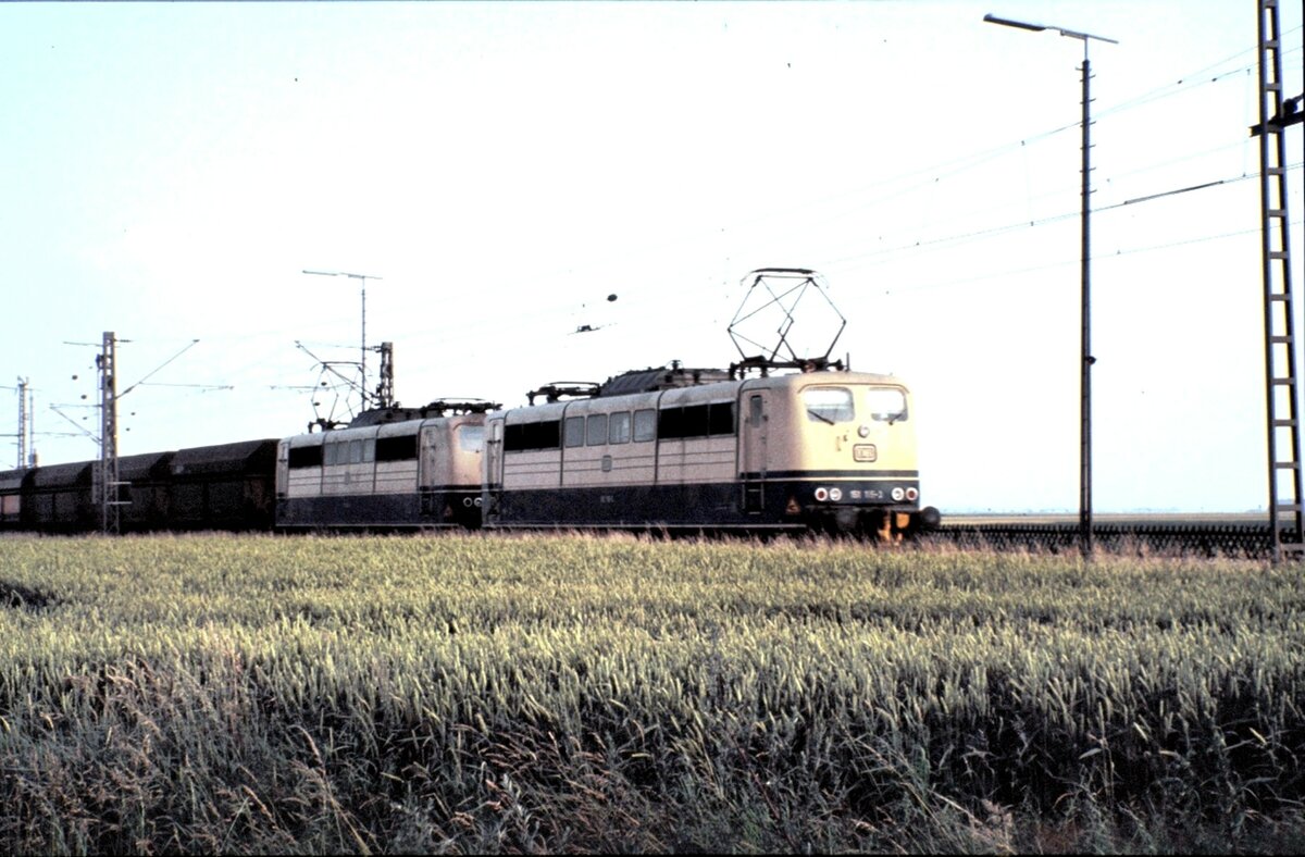 2 x 151, die erste ist 151 115-3 mit Erzzug (leer) in Vechelde am 16.08.1981.