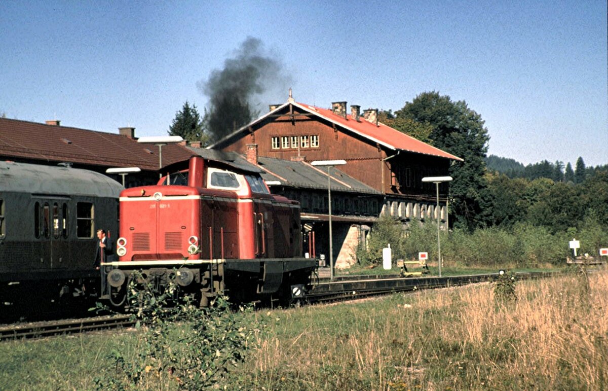 211 021-1 beim Umsetzen am Nahverkehrszug in Bayerisch Eisenstein im Oktober 1989.