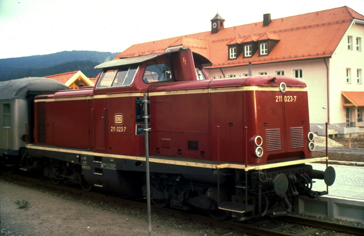 211 023-7 in Bodenais im Oktober 1989.