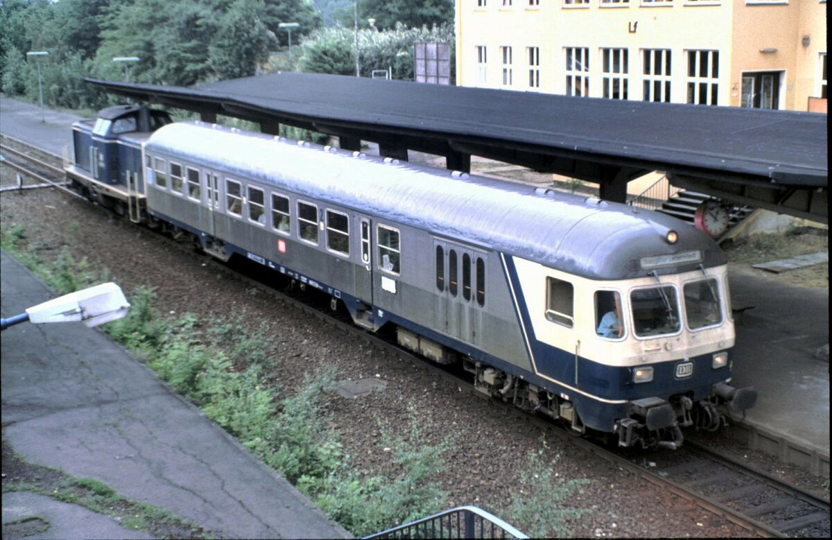 212 187 und ein Silberling Steuerwagen mit farbiger Front Bauart Karlsruhe in Salzgitter-Lebenstedt wartenauf das Abfahrsignal nach Braunschweig im Mai 1990.