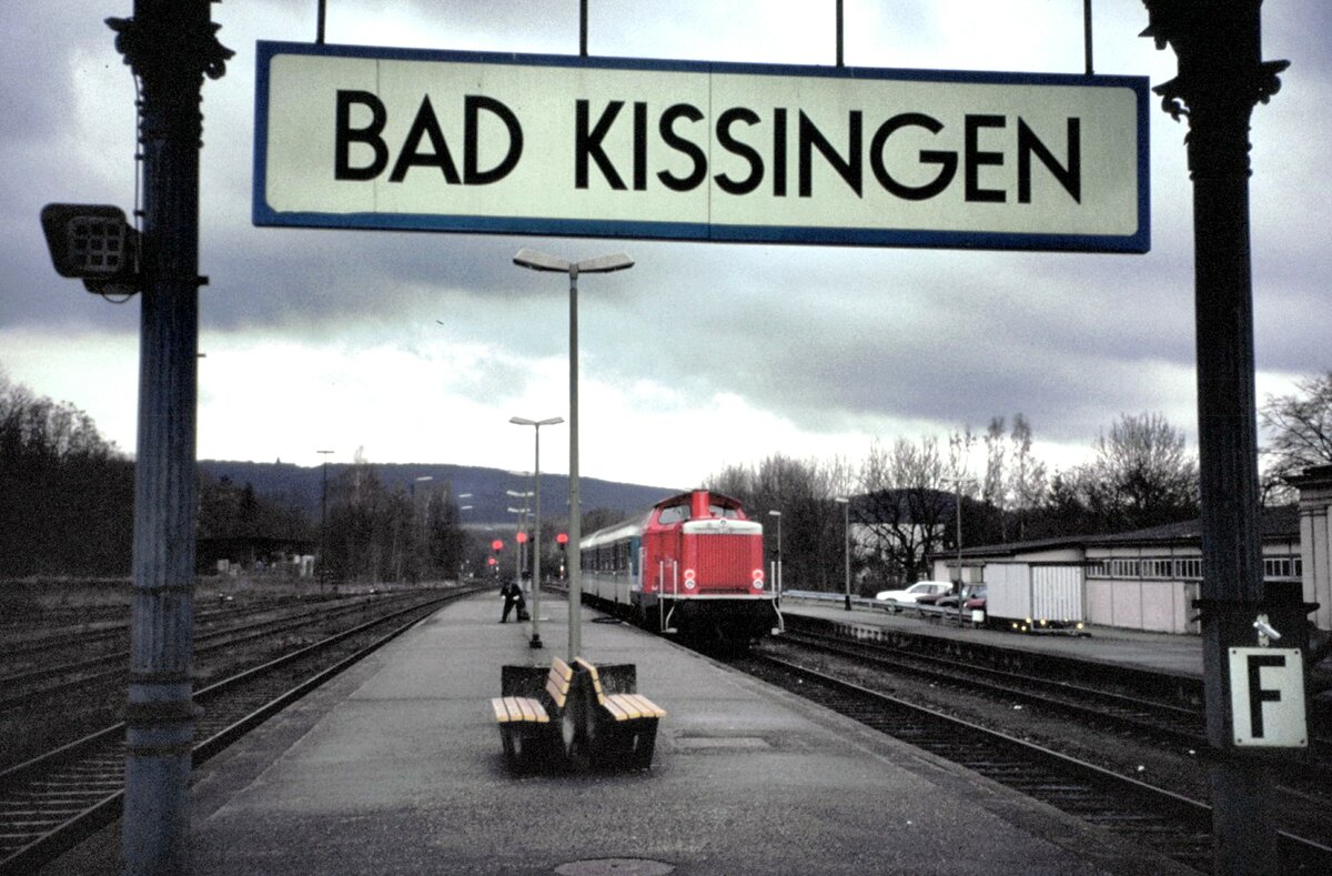 212 241-4 tankt Wasser für die Dampfheizung in Bad Kissingen am 26.01.1999.