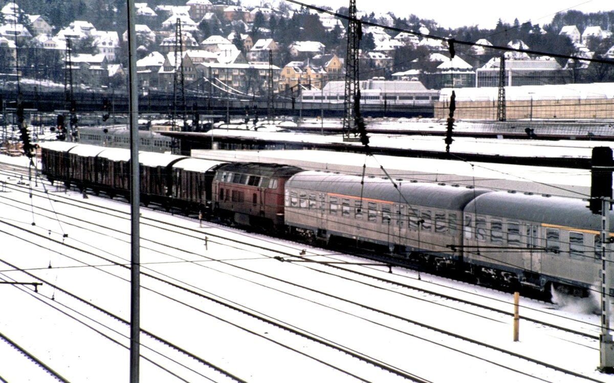 215 mit Nahverkehrszug im Schubbetrieb und angehängten Stückgut Güterwagen in Ulm am 23.11.1980.