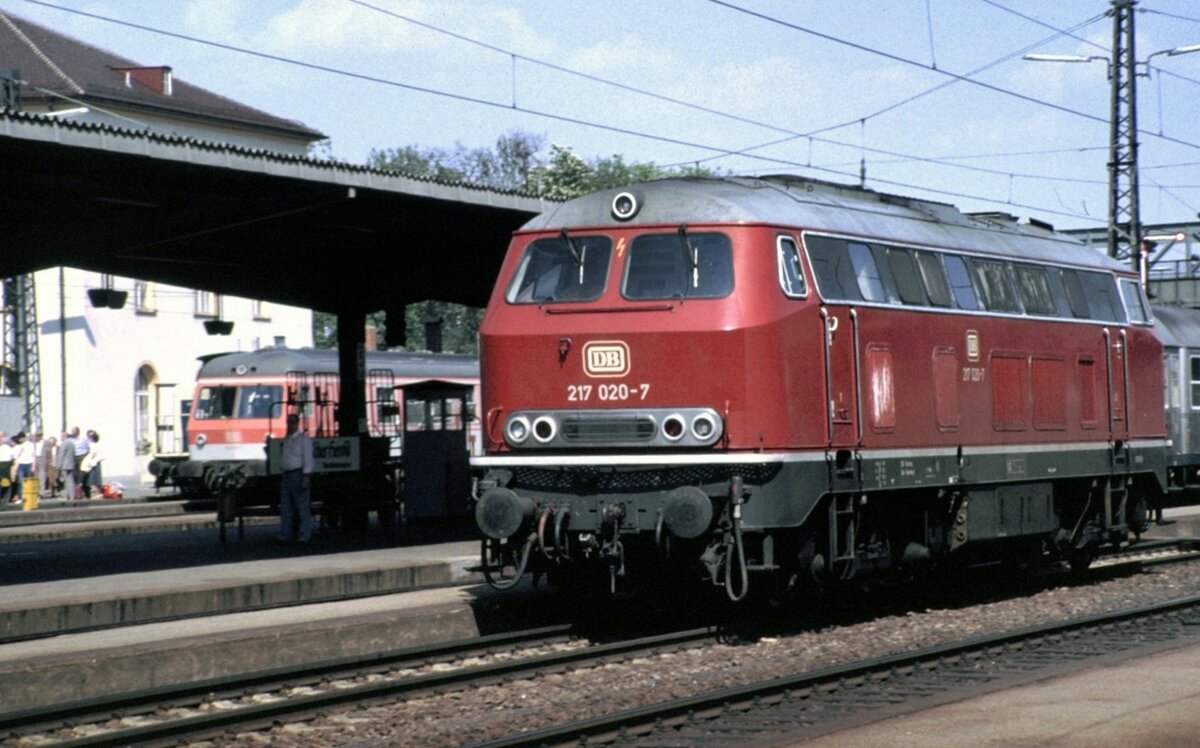 217 020-7 und im Hintergrund ein 614 in Regensburg am 15.05.1982.