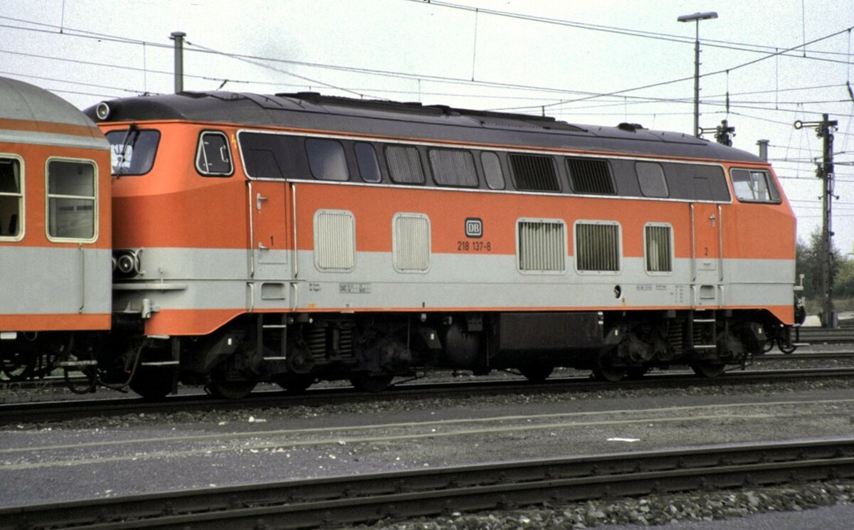 218 137-8 mit City-Bahn Aussehen bei der Jubilumsparade fr 150 Jahre Deutsche Eisenbahn in Nrnberg am 14.09.1985.