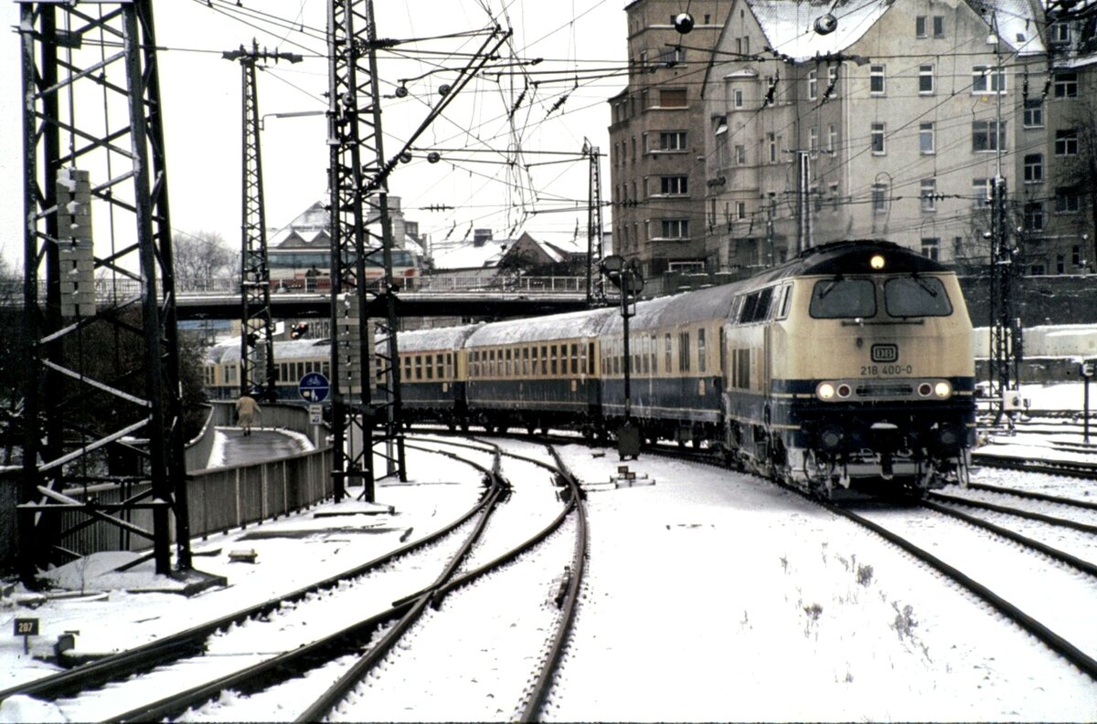 218 400-0 mit D-Zug fährt aus dem Illertal (Oberstdorf) in Ulm ein, am 23.12.1980.