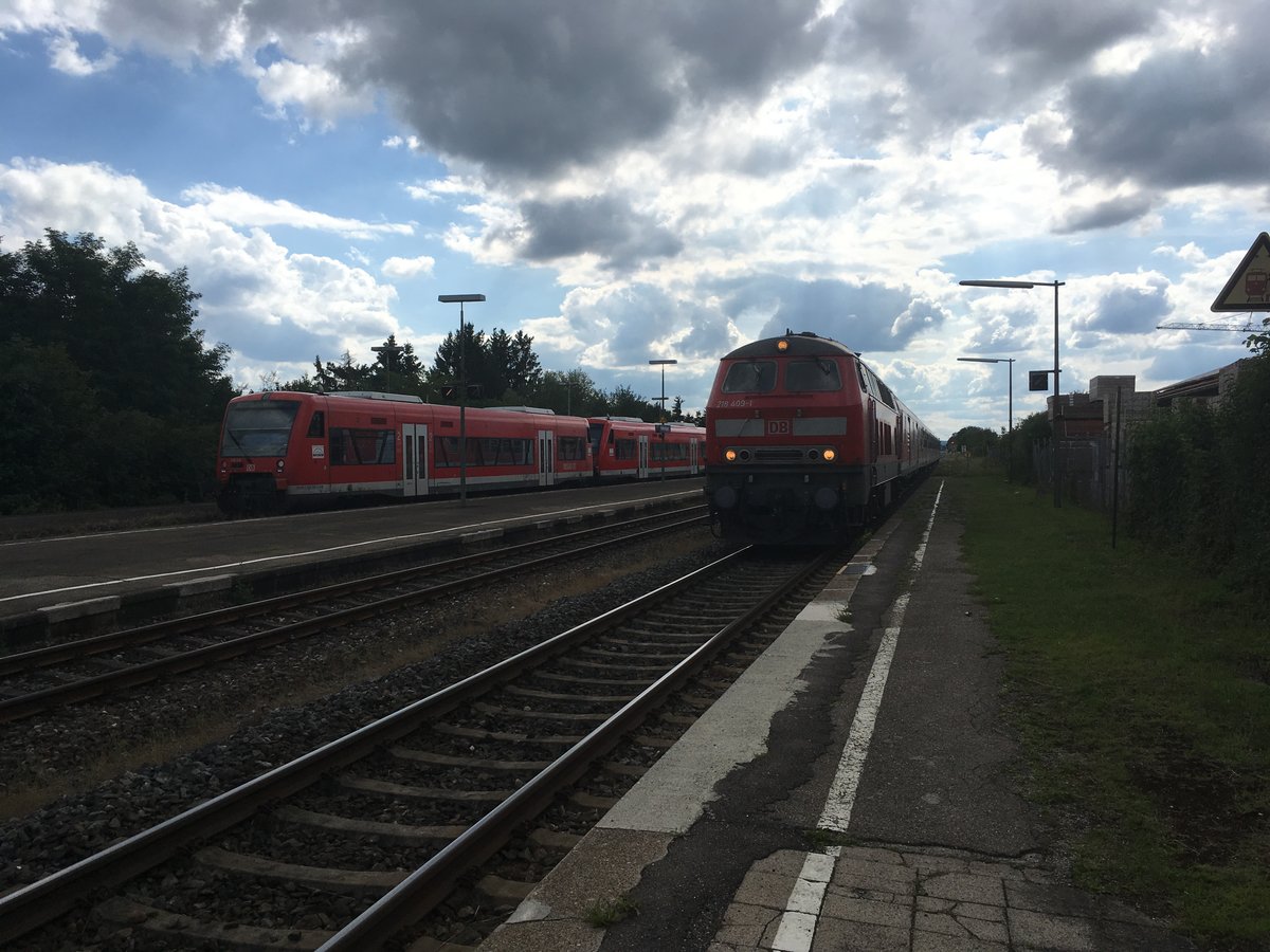218 409 mit einem Ire nach Ulm Hbf 

2 Regio Shuttle der DB als Rb nach Sigmaringen


Herbertingen, Juli 2017