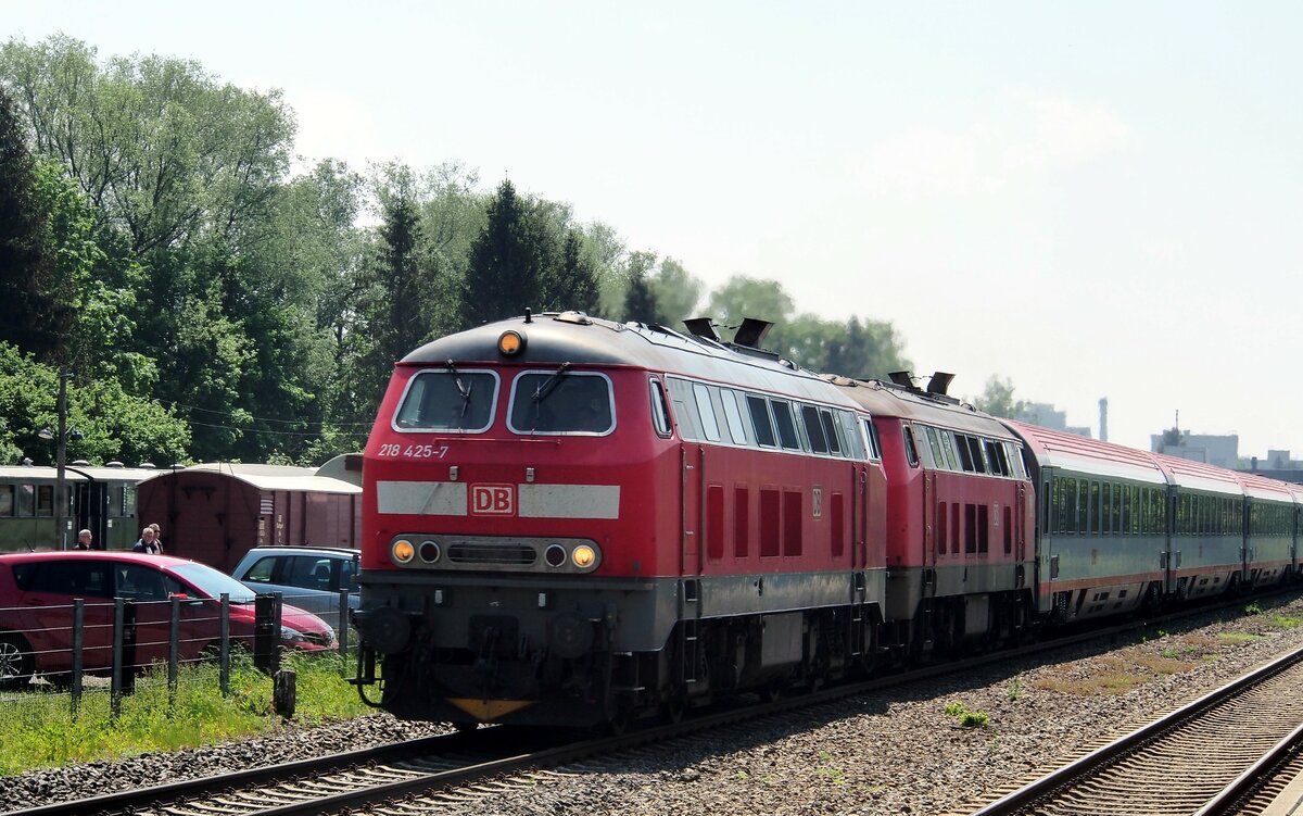 218 425-7 und eine weitere 218 mit ÖBB EC in Warthausen am 16.05.2015.