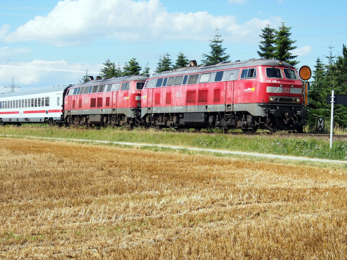 218 456-2 und 218 476-0 mit IC 2013 Allgäu bei Bellenberg auf dem Heimweg nach Oberstdorf am 12.07.2020.