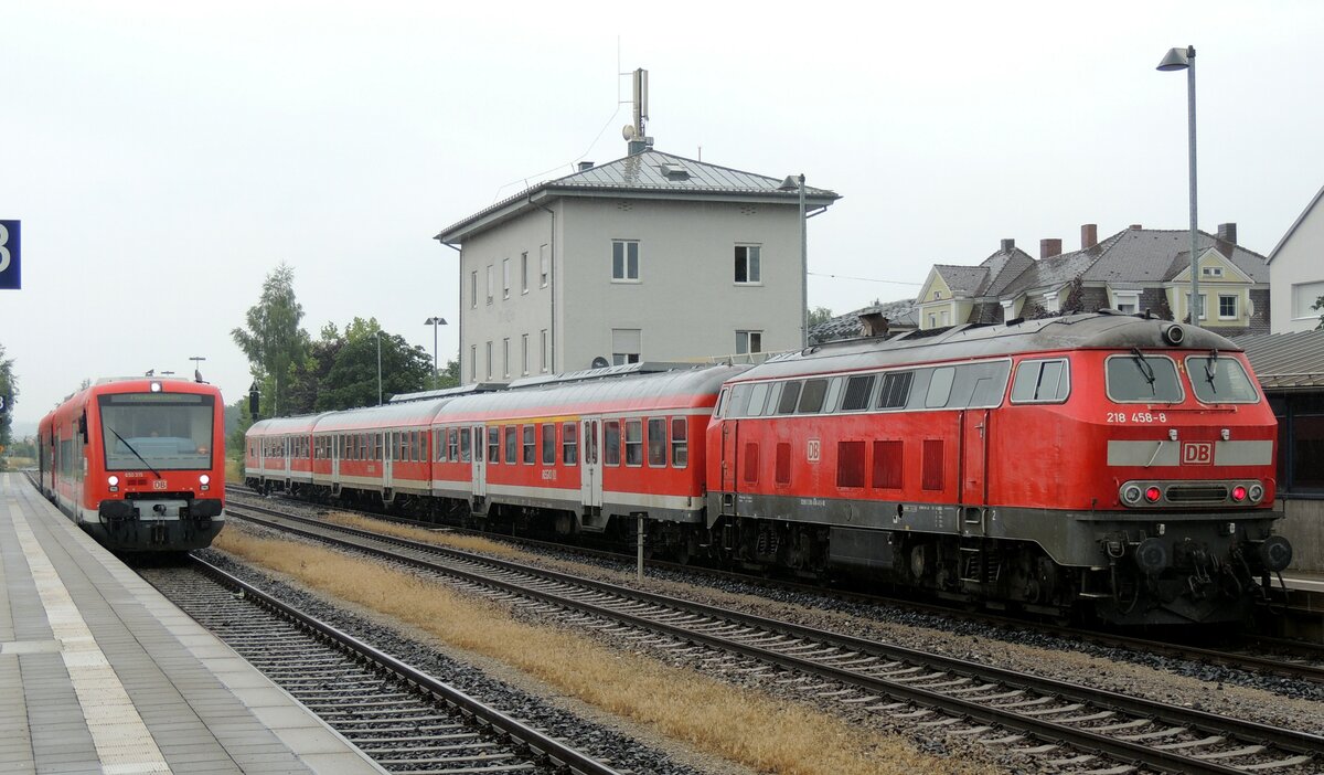 218 456-6 und n-Wagen und 650 315 in Illertissen am 04.07.2012.