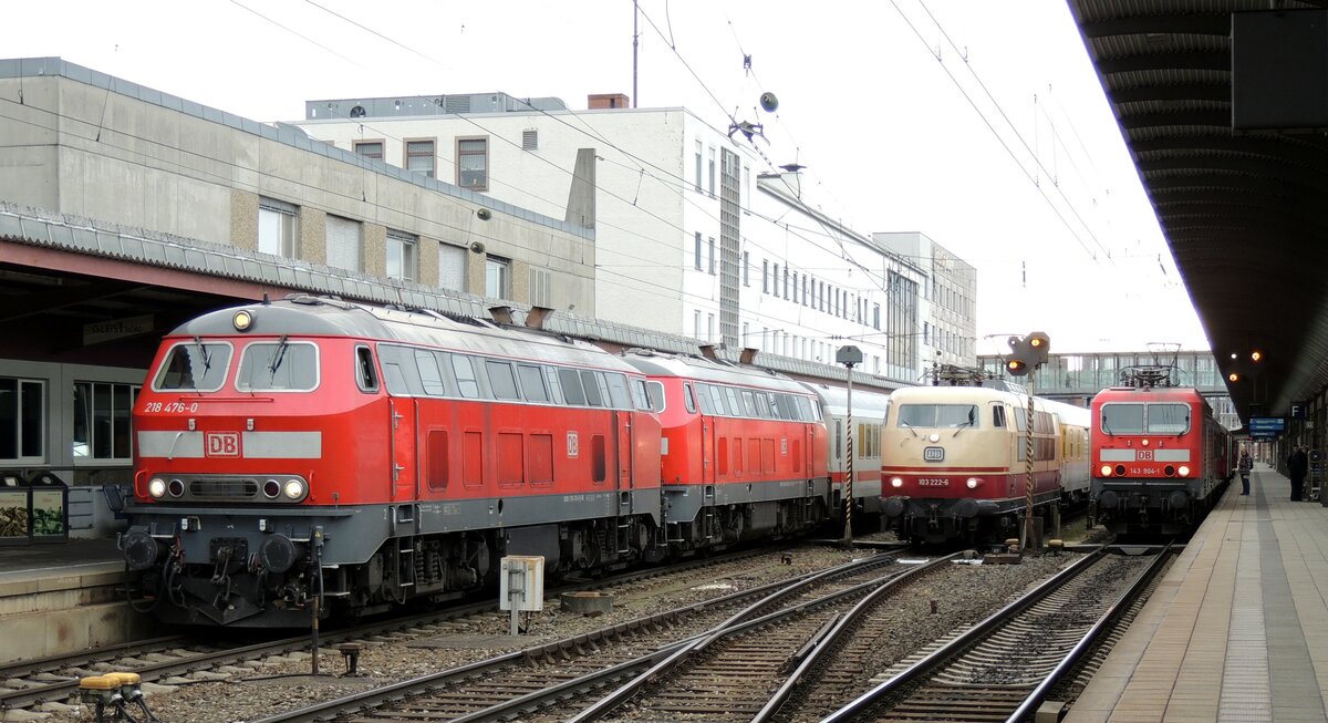 218 476-0 und 218 mit IC 2012 Allgäu; 103 222-4 und 143 904-1 in Ulm am 03.11.2013.