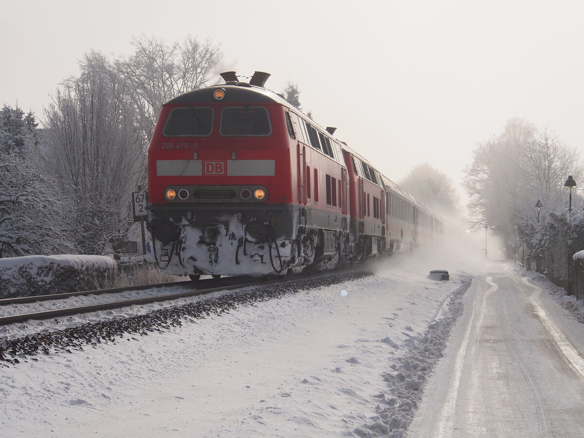 218 476-0 und eine weitere 218 mit IC 2012 Allgäu in Bellenberg am 03.02.2015.