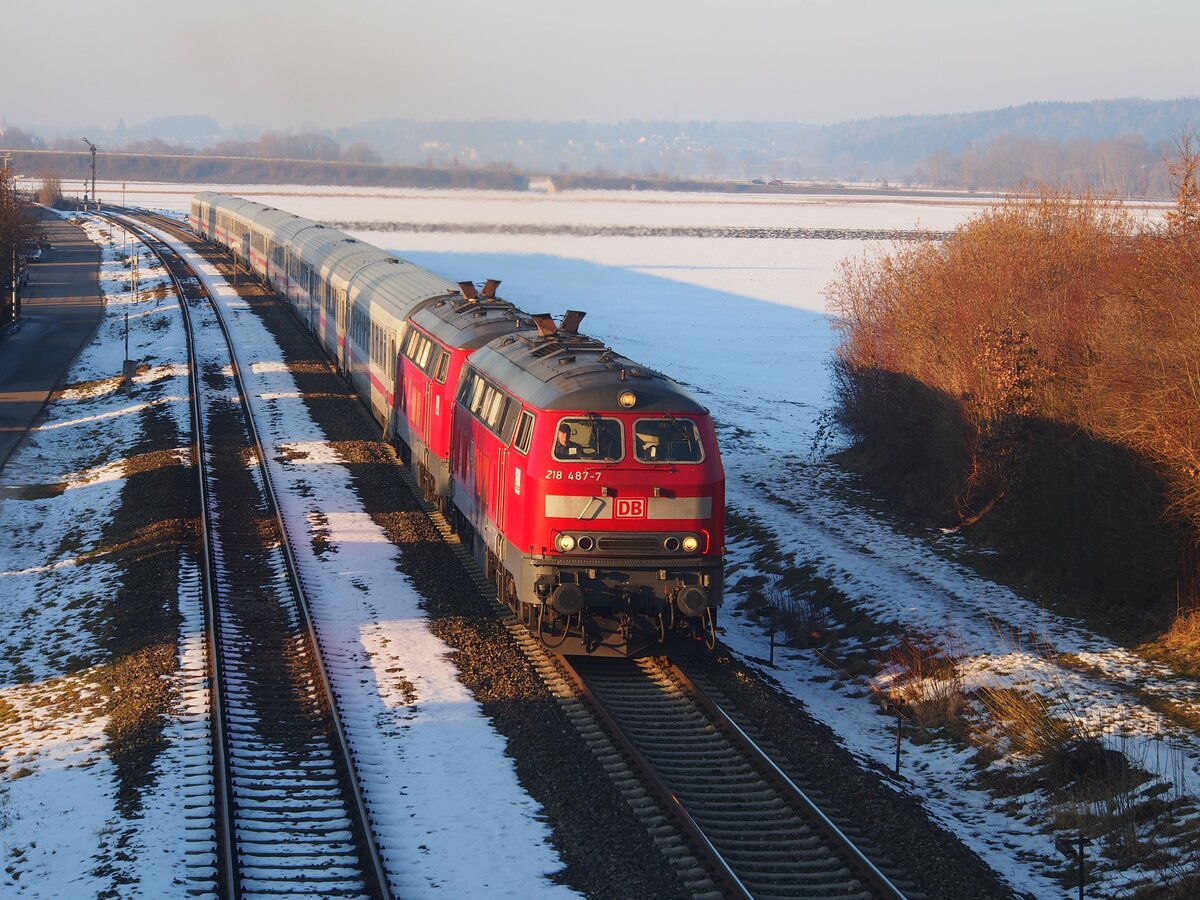 218 487-7 und 218 476-0 mit IC Allgäu 2013 in Vöhringen am 03.02.2015.