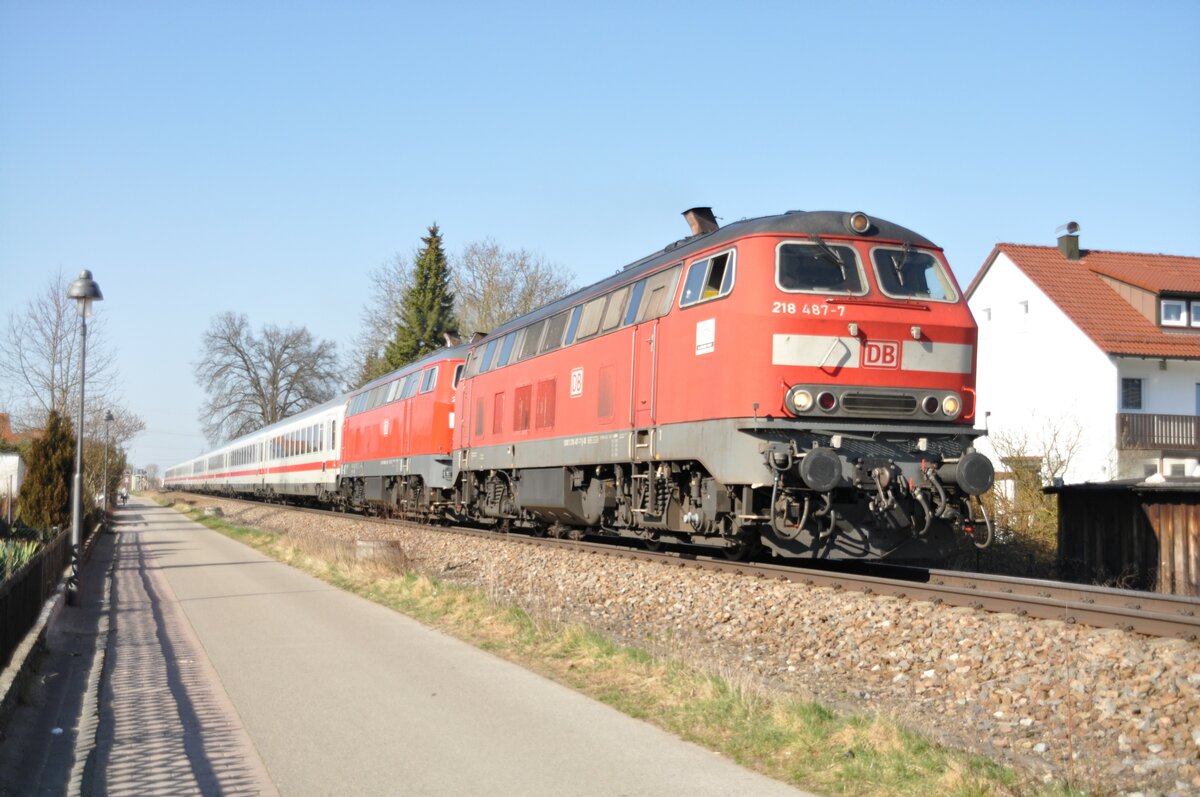 218 487-7 und 218 in Bellenberg am 26.03.2012.