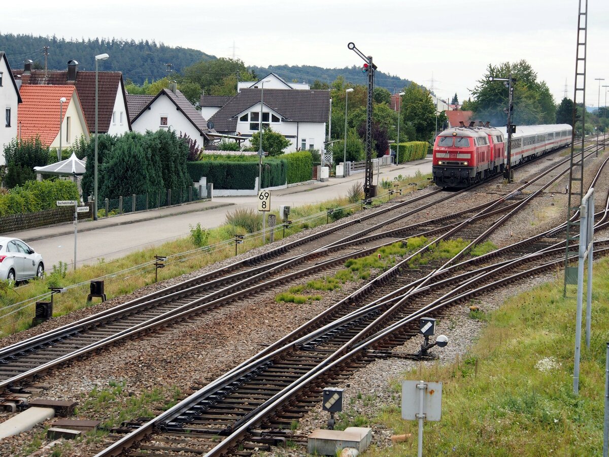 218 487-7 und eine weitere 218 mit IC 2012 Allgäu in Vöhringen am 28.09.2020.