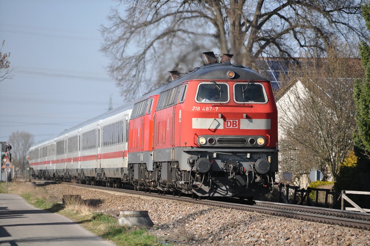 218 487-7 und eine weitere 218 mit IC 2013 Allgäu in Bellenberg am 20.03.2012.