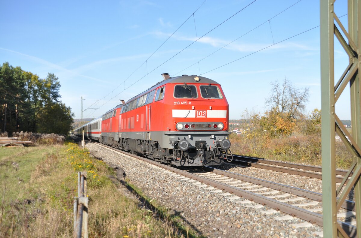 218 495-0 und 218 499-2 mit IC 2013 Allgäu bei Hinterdenkental am 19.10.2012.
