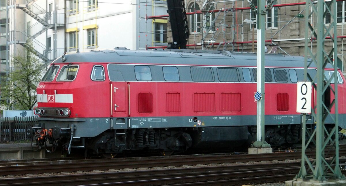 218 810-0 Abschlepplok für Triebwagen, insbesondere ICE in Bereitschaft mit Mittelpufferkupplung in Nürnberg am 20.04.2015.