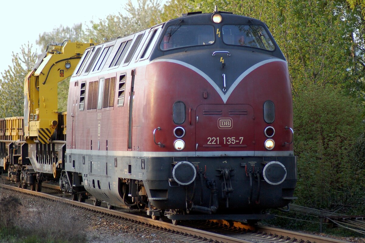 221 135-7 mit Baumaterialzug bei Vöhringen am 21.04.2007.
