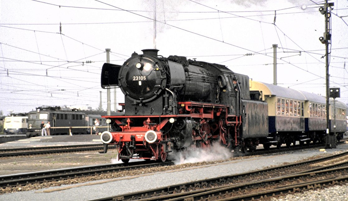 23 105 bei der Parade 150 Jahre Deutsche Eisenbahn in Nürnberg Langwasser am 14.08.1985. Die 23 105 war die letzte für die Deutsche Bundesbahn gebaute Dampflok von der Maschinenfabrik Jung.