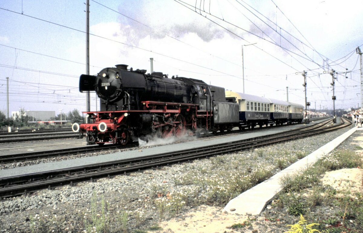 23 105 mit dem Sonderzug Deutsche Weinstraße bei der Jubiläumsparade 150 Jahre Deutsche Eisenbahn in Nürnberh mit 2 x B3yg, WGye 939 und WGye 831.1 am 14.09.1985.