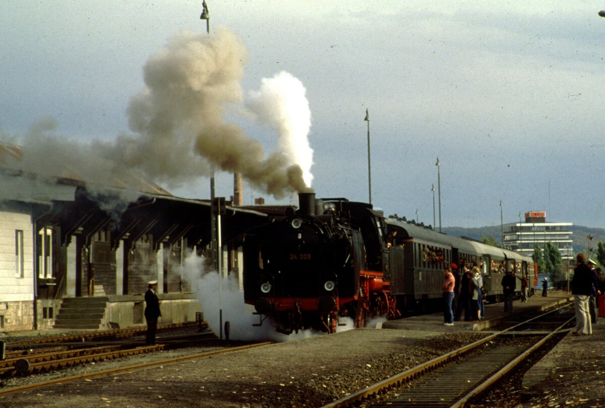 24 009 mit Sonderzug in Einbeck im September 1977.