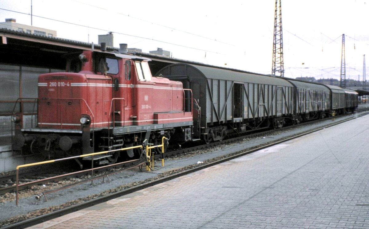 260 010-4 mit Behelfspackwagen in Ulm am 28.11.1981.