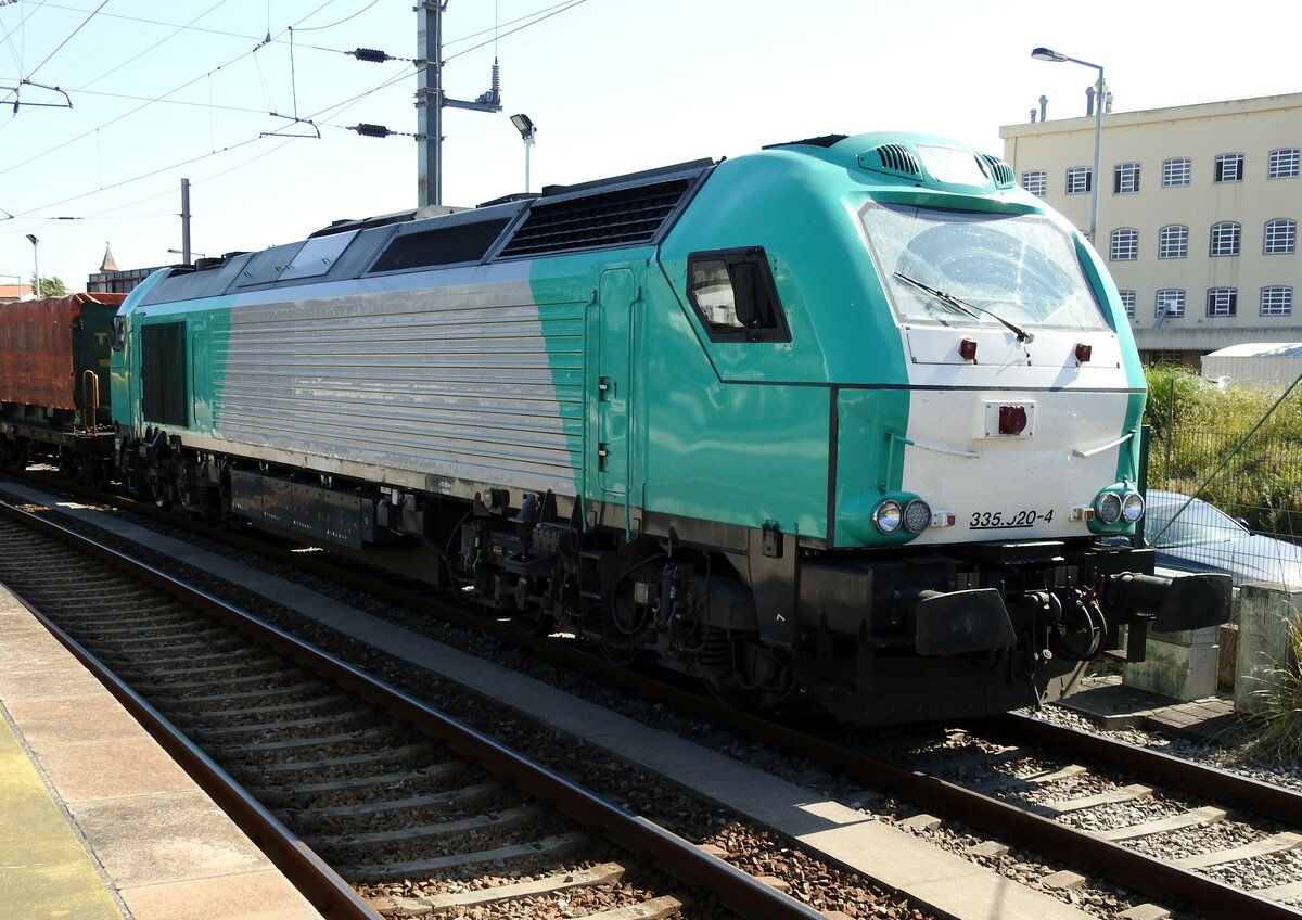 335 020-4 im Bahnhof Campanha in Porto, Portugal am 18.05.2018. Die 335 020-4 ist eine Vossloh Lok, die aktuell zu Consa Rail Transport S.A. mit Sitz in Barcelona gehrt.