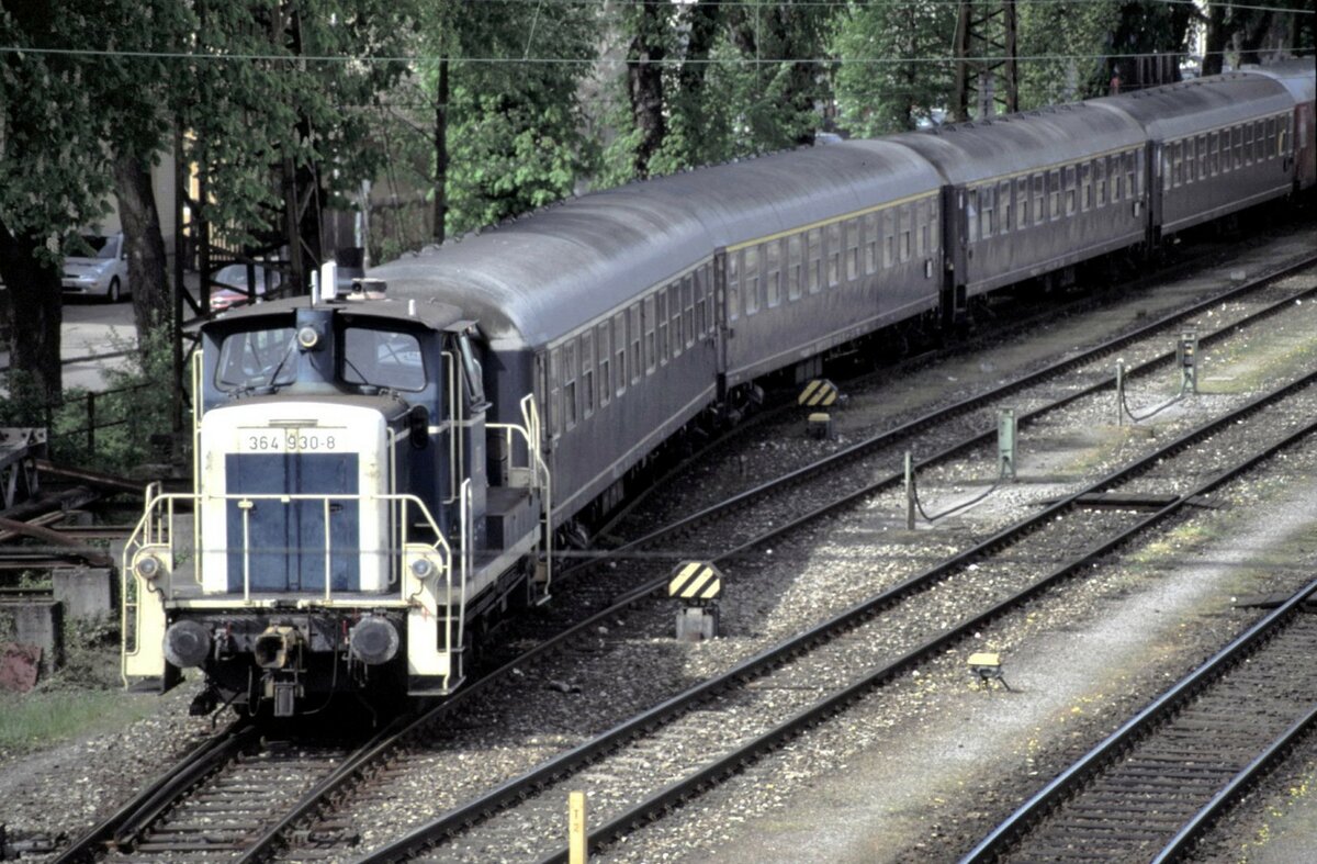 364 930-8 holt 1.Klasse D-Zugwagen aus der Abstellgruppe in Ulm am 30.04.2002.