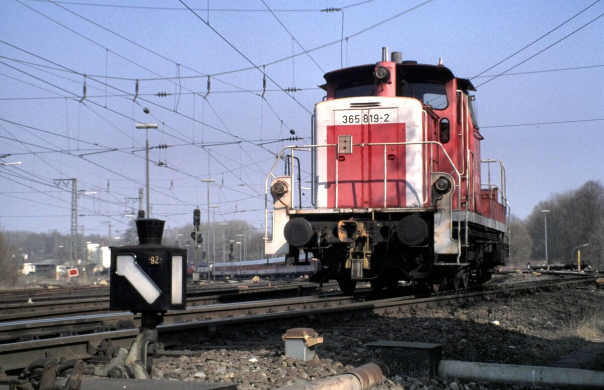 365 819-2 in Neu-Ulm am 02.04.1999.