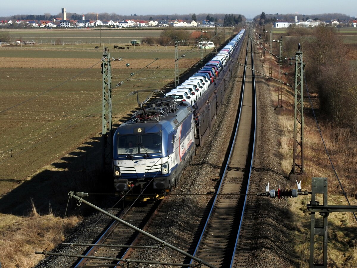 383 201-1 Siemens Vectron von ZSSK Cargo mit einem langen Autotransportzug in Neu-Ulm