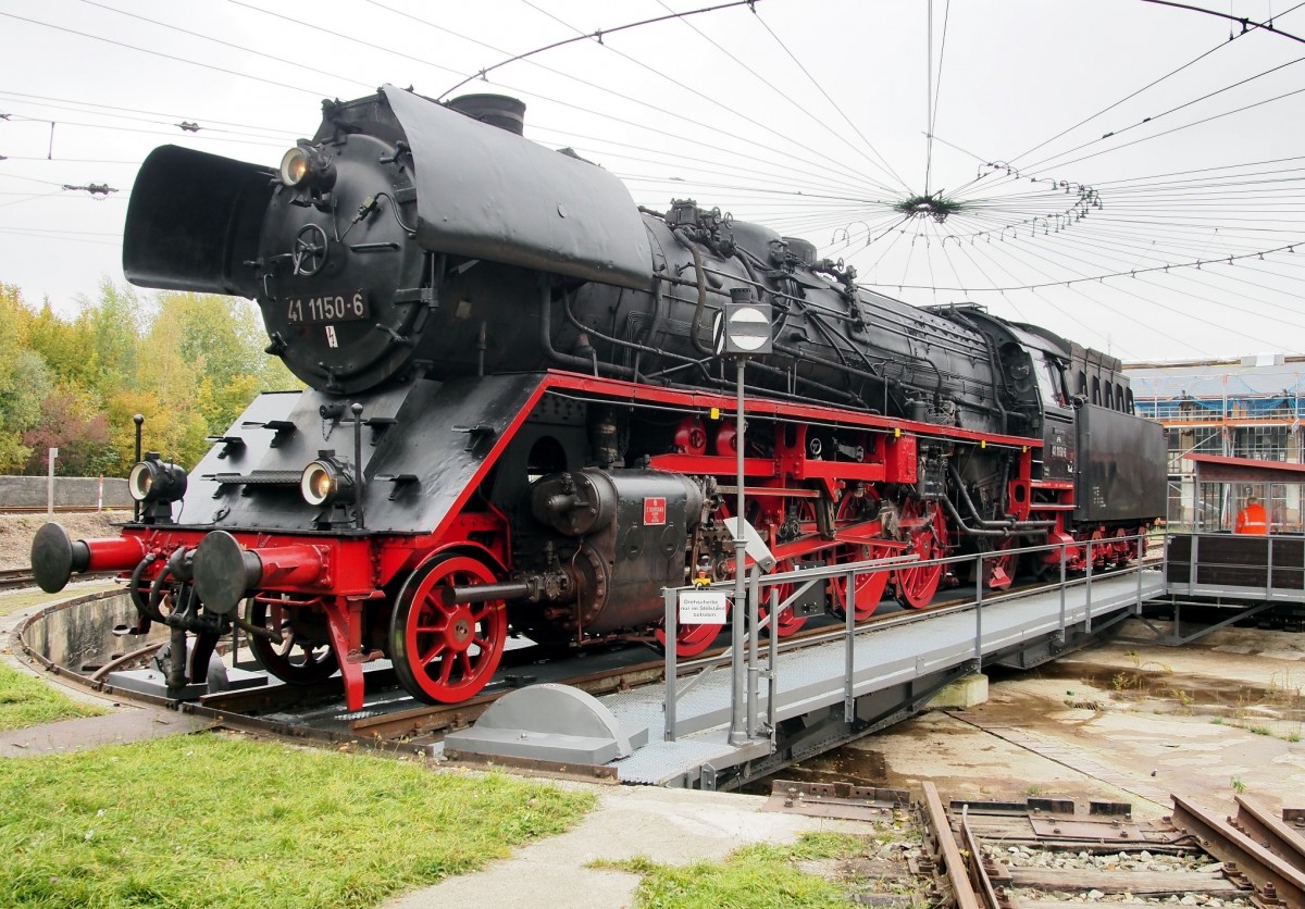 41 1150-6 wird auf der Drehscheibe im Bahnpark Augsburg am 11.10.2015 gedreht. Bahnfahrten zum Jubiläum 175 Jahre Bahnstrecke Augsburg - München.