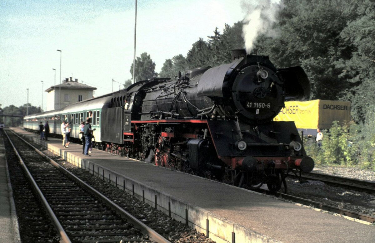 41 1150 in Kellmünz am 25.09.1994. Die letzte Fahrt eines Zuges nach Babenhausen. Gleich danach wurden die Gleise bei den Bahnübergängen entfernt und kurze Zeit später ein Fahrradweg aus der Strecke gebaut. Heute denkt man über eine Reaktivierung der Strecke nach.