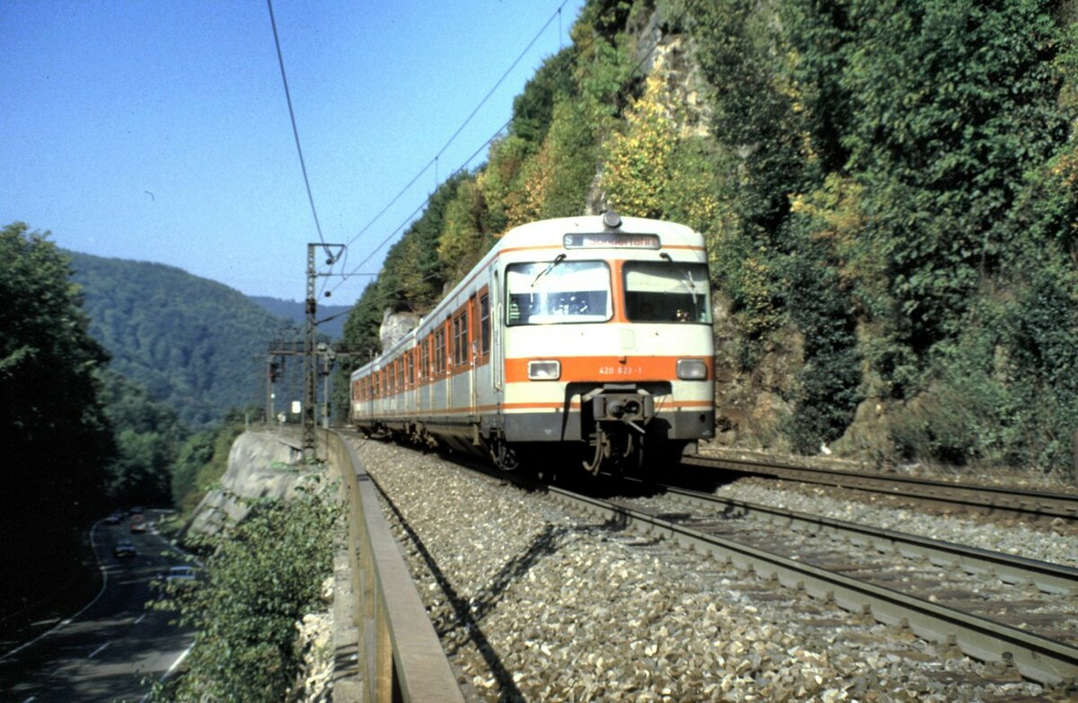 420 623-1 auf der Geislinger Steige am 28.09.1985. Zum Fahrplanwechsel sind die Verantwortlichen mit dem 420 von Stuttgart nach München gefahren.