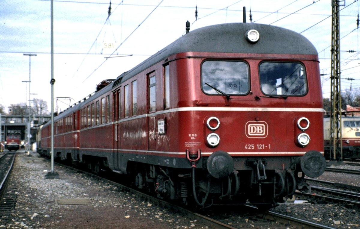 425 121-1 bei einer Führung im Bw Stuttgart am 12.10.1980.