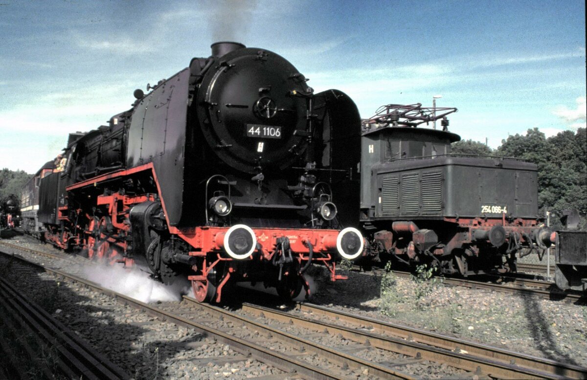 44 1106 und 254 066-4 in Hermeskeil im September 1992.