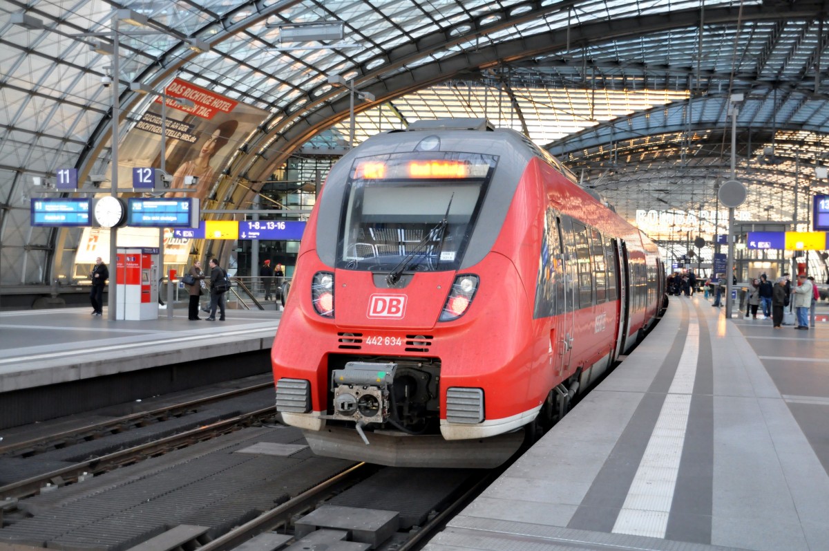 442 634 ist auf der obersten Ebene in die Bahnhofshalle des Hauptbahnhofs Berln eingefahren, am 30.09.2013.