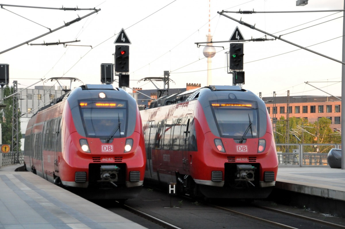 442 821 und 442 633 auf der obersten Ebene im Hauptbahnhof Berlin am 30.09.2013.