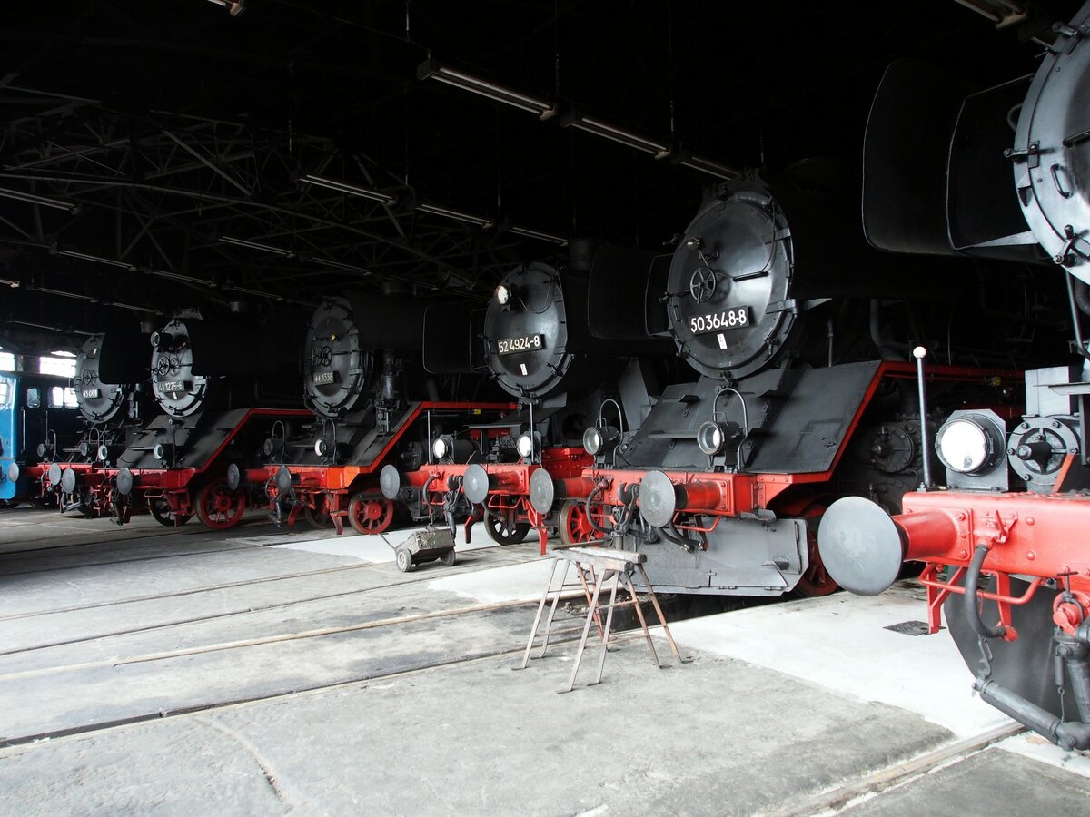 50 3648-8; 52 4924-8; 44 1338; 41 1225 und 43 001 im Sächsischen Eisenbahnmuseum Chemnitz am 19.04.2017.