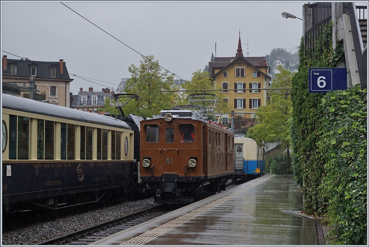 50 Jahre Blonay Chamby - MEGA BERNINA FESTIVAL -  Bündner Tag im Saaneland : Nachdem die MOB GDe 4/4 den Zug zurück rangiert hat, zeigt sich die Bernina Bahn Ge 4/4 81 sehr passende vor den  MOB-Belle Epoque Wagen .

Montreux, den 14. Sept 2018a