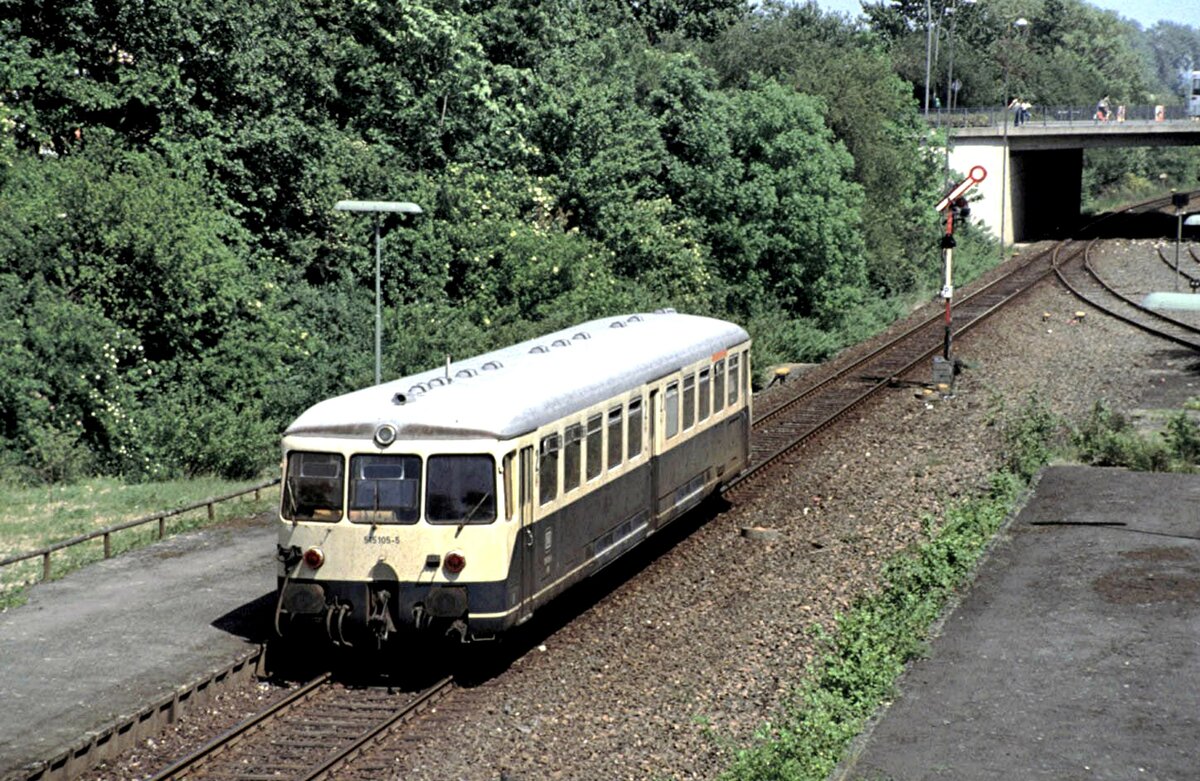 515 105-5 und kurzem Flügelsignal bei der Ausfahrt aus Salzgitter-Lebenstedt im Juni 1989.