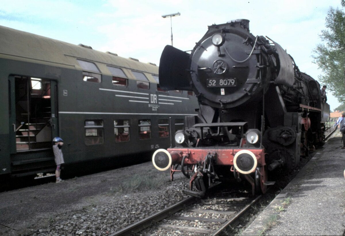 52 8079 mit Doppelstockzug in Weißenhorn am 11.05.1997.