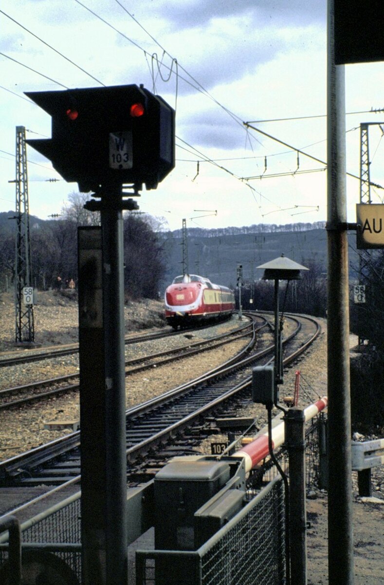 601 See-Alpen-Express in Geislingen-West beim alten Bahübergang am 14.03.1982.