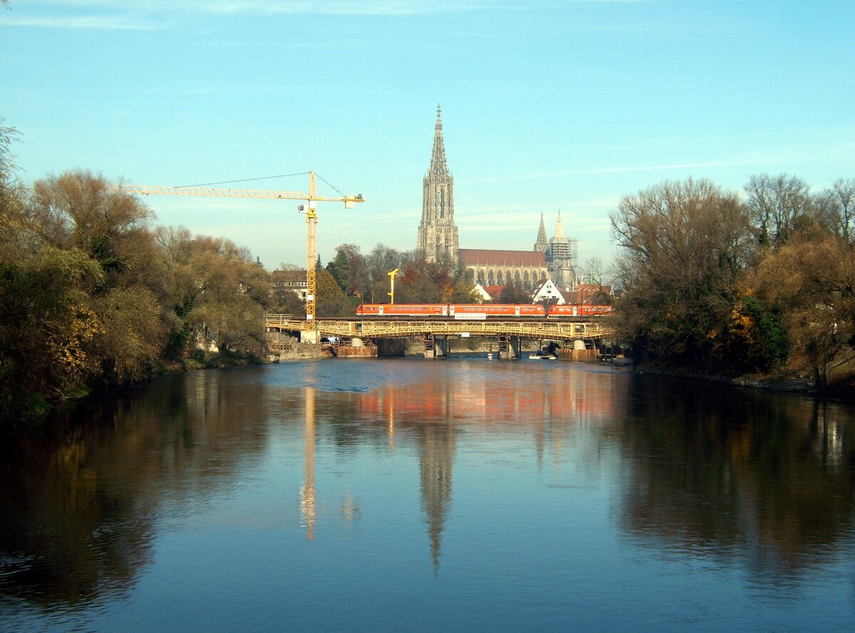 612 auf der Donaubrücke bei Ulm am 09.11.2005. Die Brückenerweiterung ist gerade im Bau.