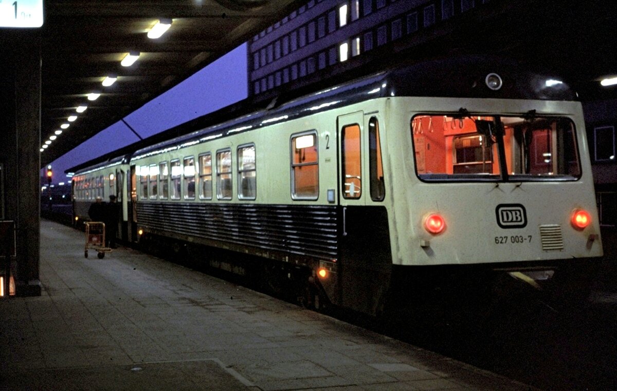 627 003-7 und ein weiterer Prototyp in Braunschweig am 02.12.1978.