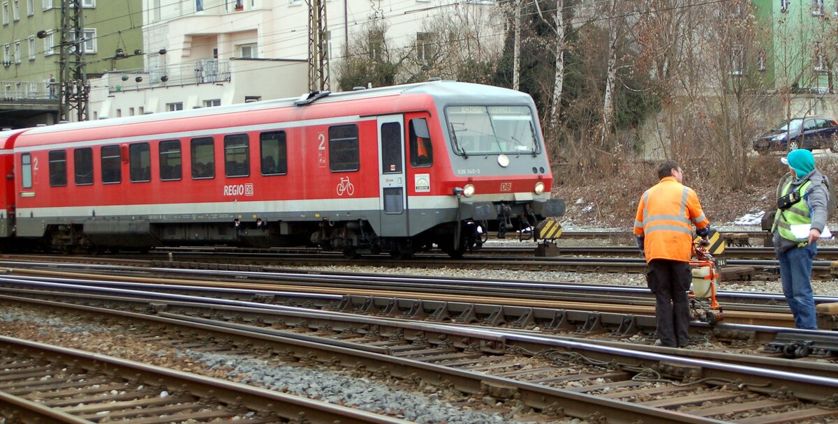 628 340-1 und Hand-Gleisvermessung in Ulm am 26.01.2008.