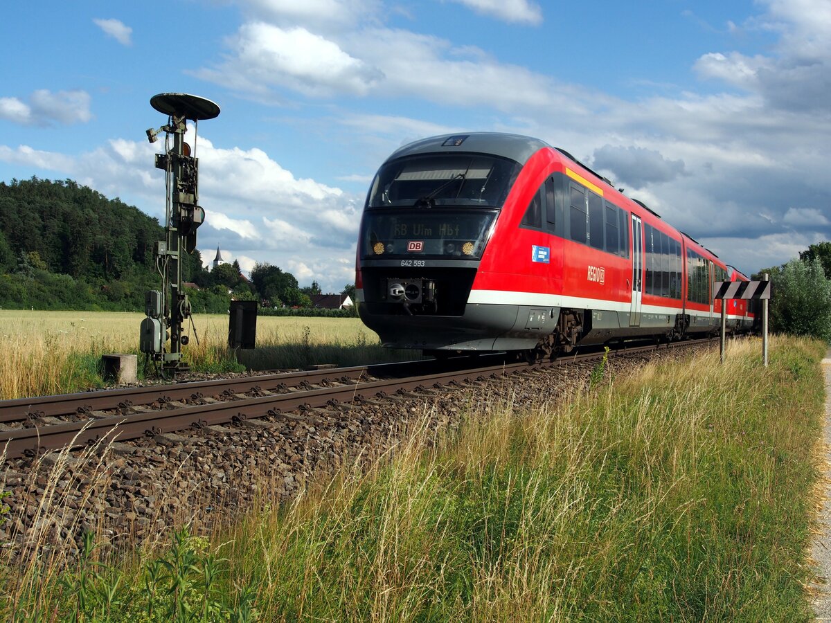 642 593 am Form-Vorsignal für die Einfahrt in Vöhringen am 11.07.2020 in Bellenberg.