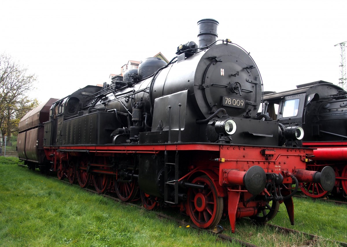 78 009 ist beim 7. Dresdner Dampfloktreffen im Bw Dresden Altstadt ausgestellt am 17.04.2015.