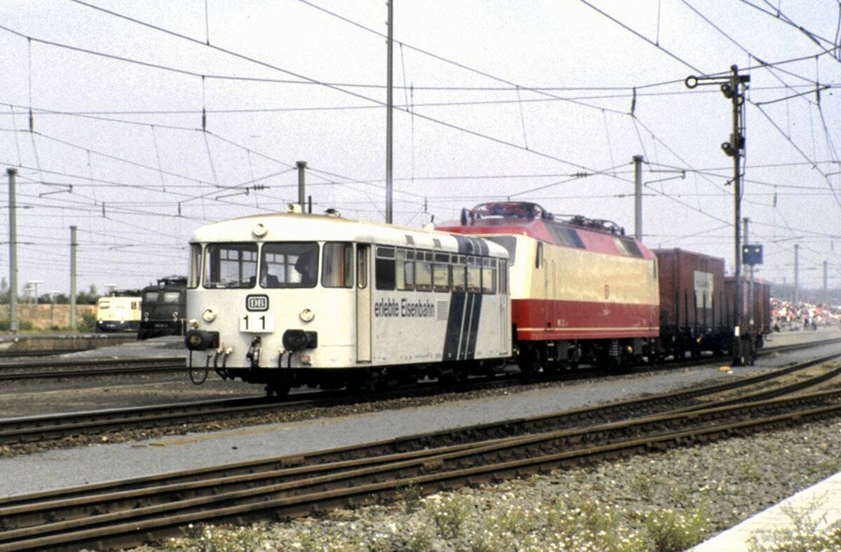 799 711-8  Erlebte Bahn  und 120 002-1 bei der Jubiläumsparade 150 Jahre Deutsche Eisenbahn in Nürnberg am 14.09.1985. Die 120 002 hatte zu Beginn die Oberleitung beschädigt und mußte unter sehr großer Anstrengung von der 799 abgeschleppt werden.