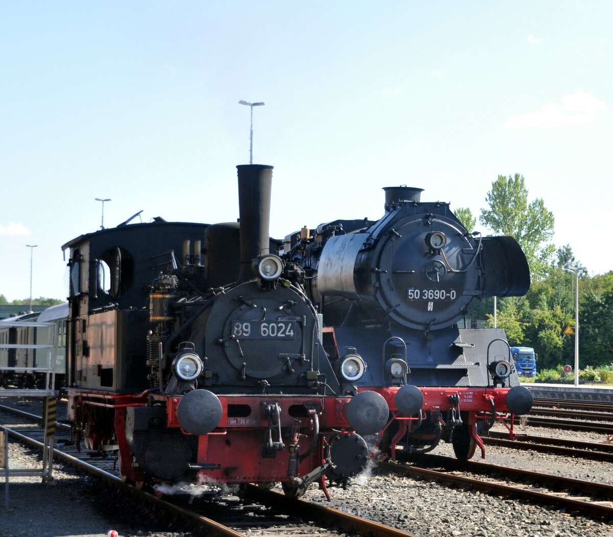 89 6024 und 50 3690-0 im eutschen Dampflok-Museum (DDM) in Neuenmarkt Wirsberg am 03.09.2011.